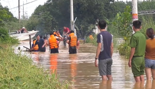 Bình Phước: Lũ về bất ngờ, hàng chục hộ dân sơ tán khẩn cấp