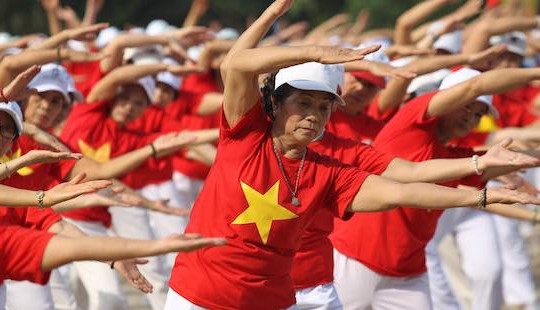 Hơn 1.000 người cao tuổi ở Hà Nội đồng diễn thể dục dưỡng sinh