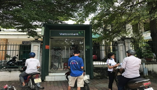 Dùng dao uy hiếp cướp tiền ngay tại cây ATM