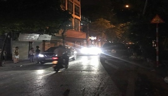 Ô tô mất lái gây tai nạn liên hoàn, nhiều người phải nhập viện