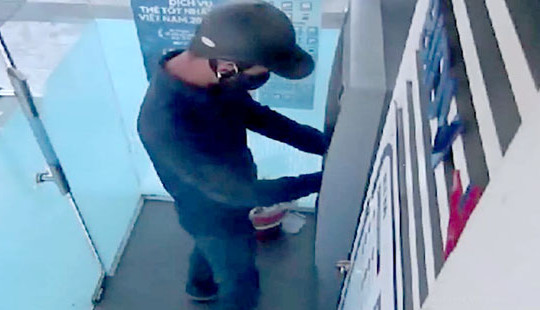 Truy tìm hai thanh niên lắp đặt thiết bị đánh cắp thông tin tại cây ATM