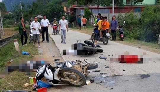 Hai xe máy tông nhau trực diện, năm người thương vong