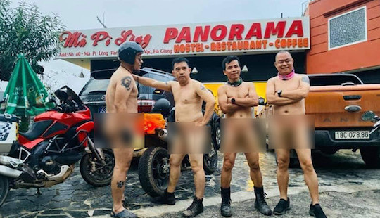 4 người đàn ông khỏa thân trên đèo Mã Pì Lèng gây phẫn nộ