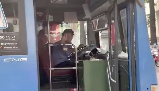 Sa thải tài xế xe buýt nhổ nước bọt vào người đi đường