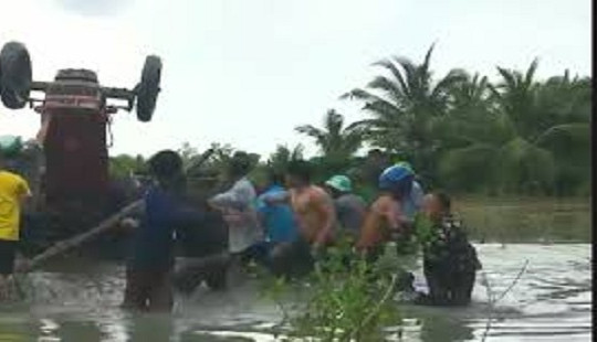 Nam thanh niên bị máy cày lật ngửa đè tử vong