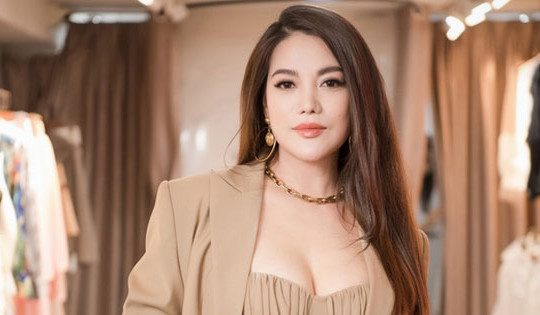 Trương Ngọc Ánh làm vedette diễn thời trang cùng Quỳnh Búp Bê