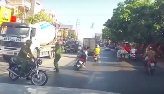 Công an Hải Phòng thông tin vụ đôi nam nữ đi xe máy ngã xuống đường