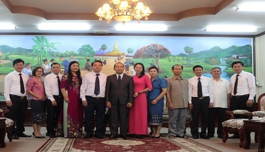 Đoàn công tác TAND tỉnh Sơn La thăm, làm việc tại TAND tỉnh Hủa Phăn và Luông Pha Băng