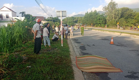 Xe chở gỗ đâm vào nhóm người đi tập thể dục, 2 người thương vong