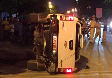 Ô tô bán tải truy đuổi, tông 2 người trên xe máy thương vong