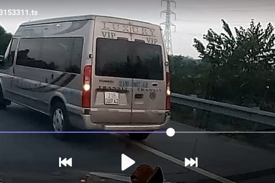 Xử lý nghiêm ô tô 16 chỗ đi lùi trên cao tốc Nội Bài – Lào Cai