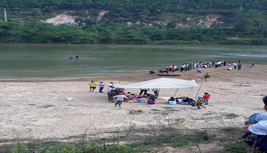 Rơi vào vùng nước xoáy khi tắm sông, ba học sinh bị đuối nước