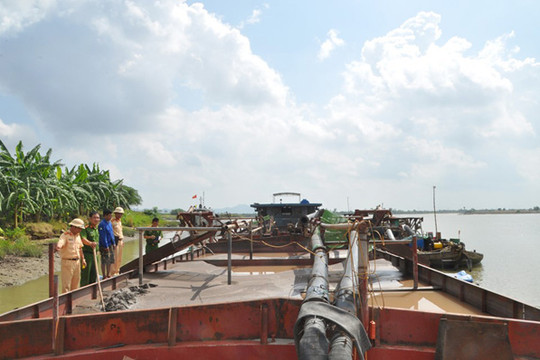 Bắt giữ 2 tàu khai thác cát trái phép