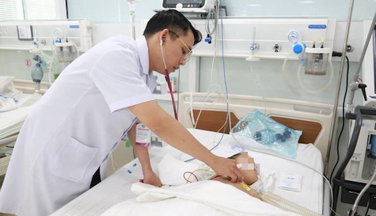 Bé 3 tuổi bị viêm phổi nặng do uống nhầm dầu hỏa