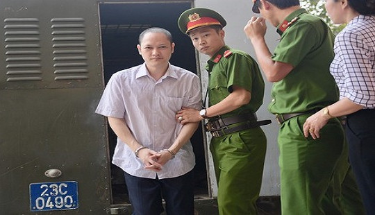 Vụ nâng điểm tại Hà Giang: Phó phòng Khảo thí mang xe tải chở bài thi đi sửa