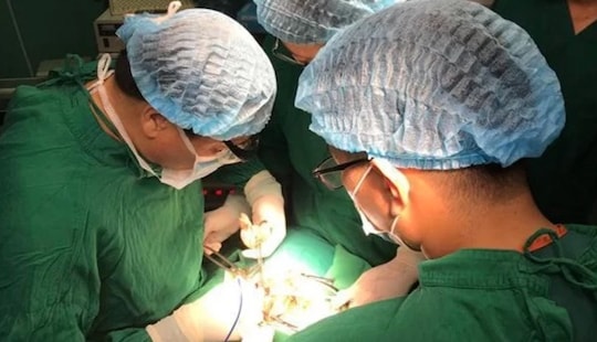 Hy hữu, bé trai 3 tuổi mắc ung thư tuyến giáp di căn