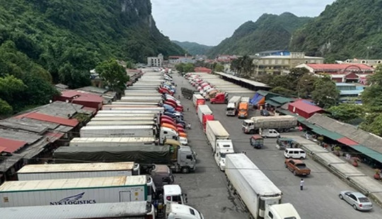 Hàng trăm container chở nông sản tắc ở cửa khẩu Tân Thanh