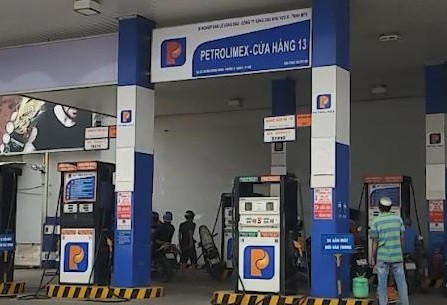 TPHCM: Đổ xăng chạy được vài chục mét, xe máy cháy ngùn ngụt