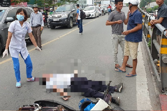 Hà Nội: Tông vào trụ bê tông cầu vượt Thái Hà, 1 người tử vong