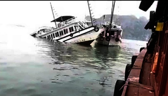 Tàu du lịch bị chìm trên vịnh Hạ Long, nhiều hành khách được ứng cứu an toàn
