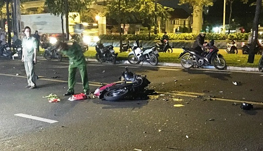 Hai xe máy tông nhau trong đêm, 3 người thương vong