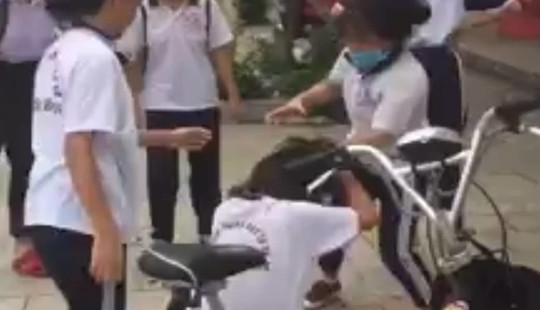 Chê màu giày của bạn, nữ sinh bị đánh hội đồng dã man