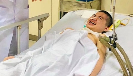Bé trai bất ngờ tỉnh dậy sau 2 năm hôn mê do viêm não Nhật Bản