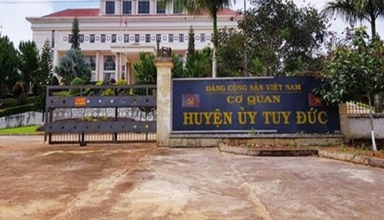 Chánh văn phòng Huyện ủy nói về việc đánh lái xe nhập viện
