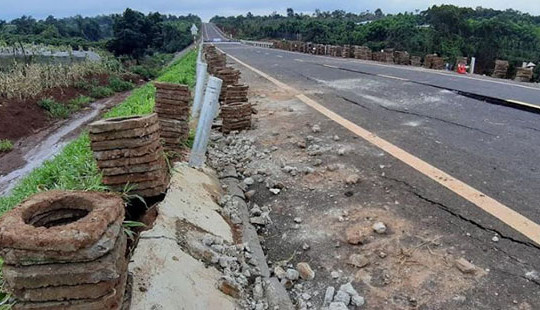 Đường 250 tỷ đồng mới làm đã hỏng: Nguyên nhân do lớp đất yếu