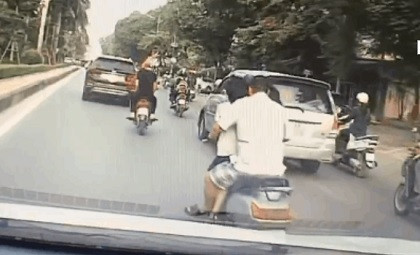 Cách ông bố này chở 2 con gái đi học khiến người xem ái ngại