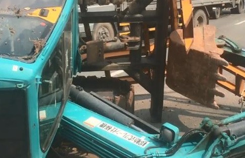 Bình Dương: Máy múc lật ngửa, giao thông ùn ứ kéo dài