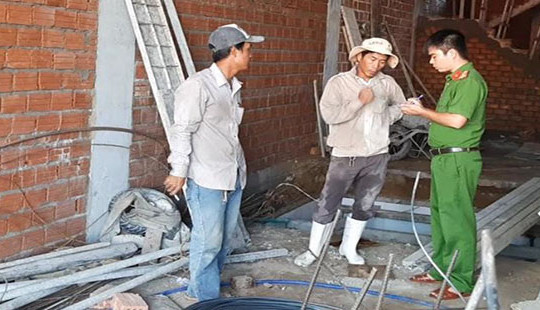 Phụ hồ bị điện giật trong khi di chuyển thanh sắt