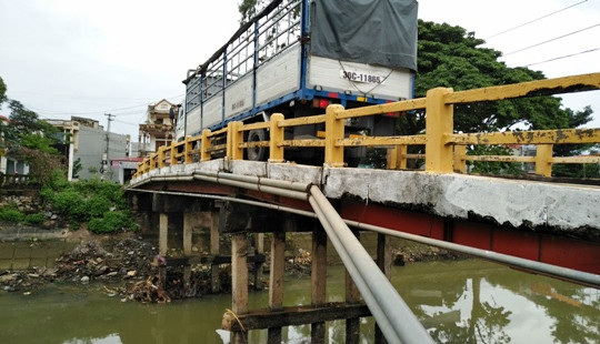 Người dân nín thở mỗi lần đi qua cầu Thiệu Trung