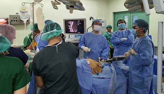 Bác sĩ Việt Nam giúp bệnh viện Philippines phẫu thuật bằng robot