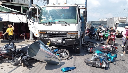 Xe tải mất lái tông hàng loạt xe máy đang dừng đèn đỏ