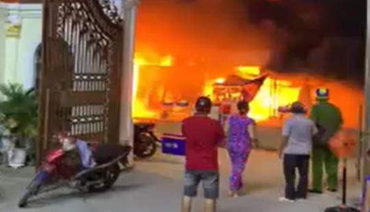 Cà Mau: Khu chợ tạm cháy ngùn ngụt, hơn 10 quầy hàng bị thiêu rụi