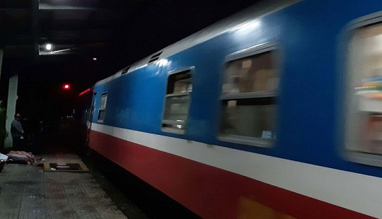 Phóng xe máy băng qua đường sắt, nam thanh niên bị tàu hỏa đâm tử vong