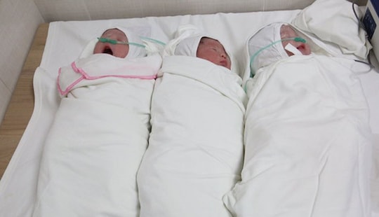 Đỡ đẻ thành công ca sinh ba có cân nặng 7,5kg