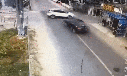 Hai ô tô va chạm, đâm sập một nhà dân ven đường