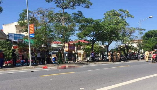 Bước hụt khi xuống xe buýt, người phụ nữ ngã ra đường tử vong