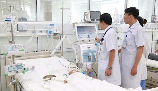 Bé 3 tháng tuổi nguy kịch do tự điều trị thuốc nam tại nhà