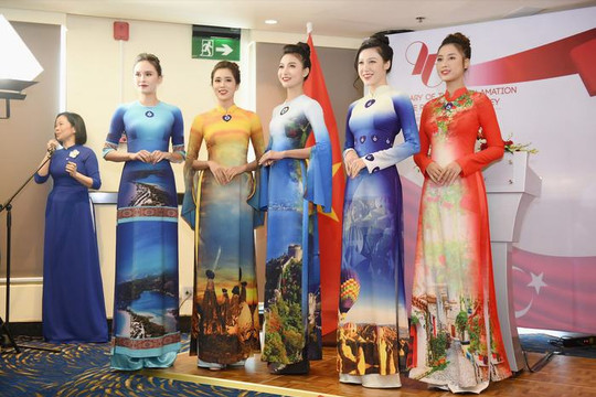 Áo dài Việt mang đậm nét văn hóa Thổ Nhĩ Kỳ gây ấn tượng mạnh