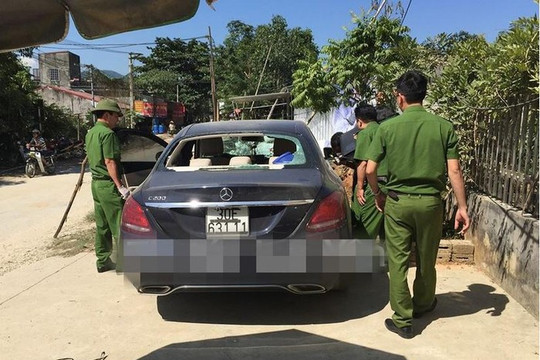 Đã tìm được chủ nhân chiếc xe Mercedes có dính máu bị đập vỡ kính, bỏ lại ven đường ở Yên Bái