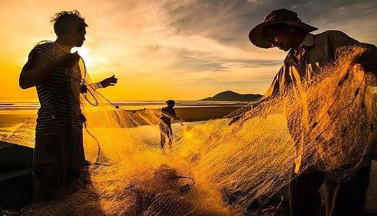 Trải nghiệm bình minh huyền ảo trên bãi biển Cửa Lò