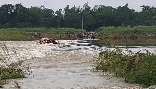 Kịp thời cứu 5 người dân bị lật thuyền giữa dòng nước chảy xiết