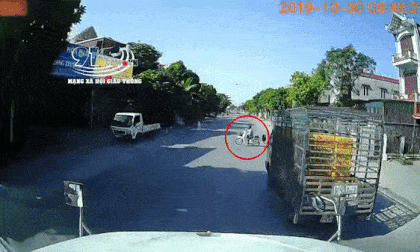Băng qua đường bất cẩn, cụ ông bị container tông trúng cán qua người