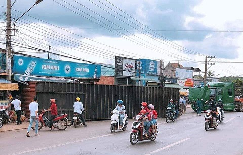 Bình Phước: Thùng container rơi xuống đường, 2 người thương vong