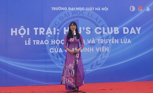Cựu sinh viên Trường ĐH Luật Hà Nội trao học bổng tiếp sức cho sinh viên