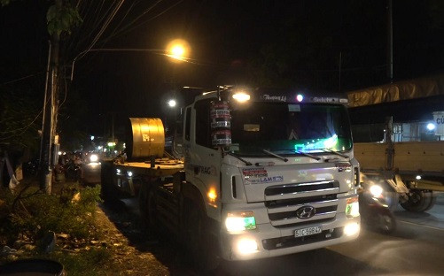 Bình Dương: Hai bố con thương vong sau va chạm với container