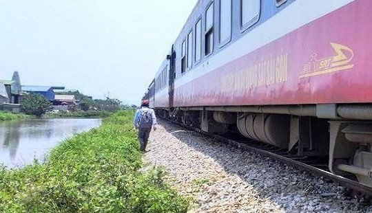 Đi qua đường sắt thiếu quan sát, người đàn ông bị tàu hỏa tông tử vong